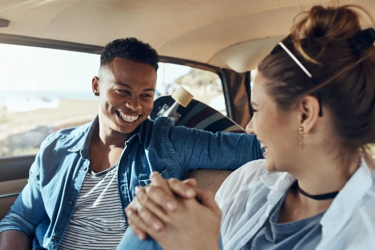 couple taking a carpool from BlaBlaCar